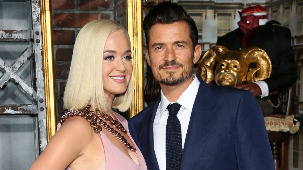 Katy Perry y Orlando Bloom posando en el estreno de Carnival Row