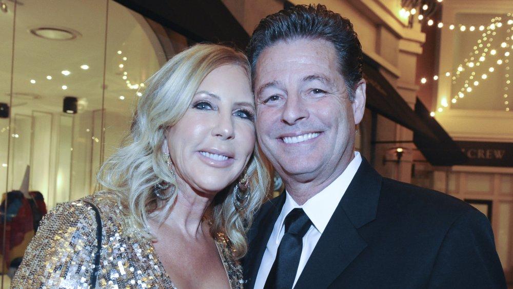 Vicki Gunvalson y Steve Lodge abrazados en el evento de lanzamiento de Volante Skincare