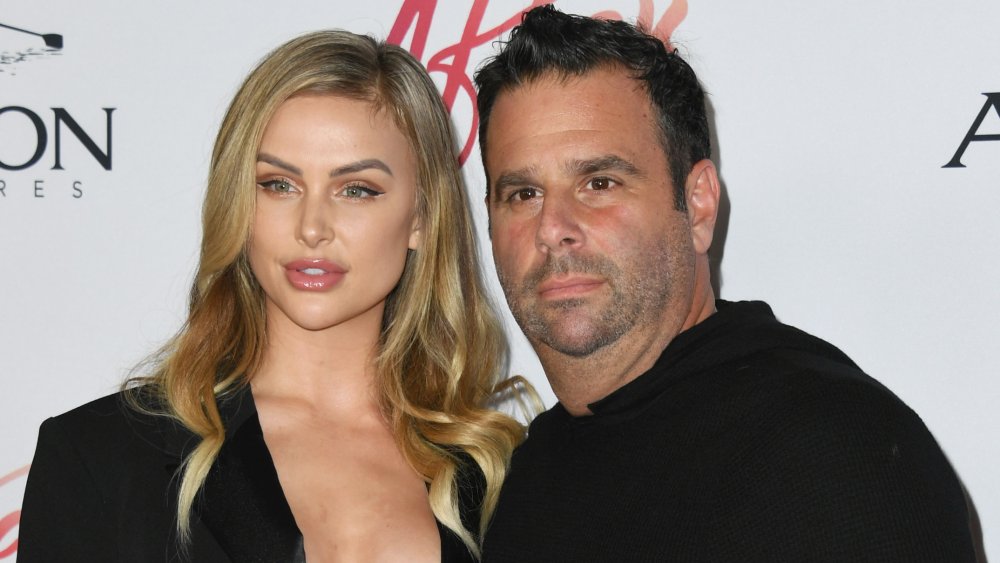 Lala Kent y Randall Emmett posando en el estreno de After 