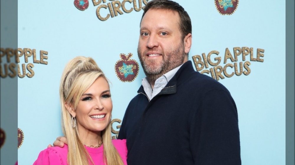 Scott Kluth con su brazo alrededor de Tinsley Mortimer en la noche inaugural de Big Apple Circus