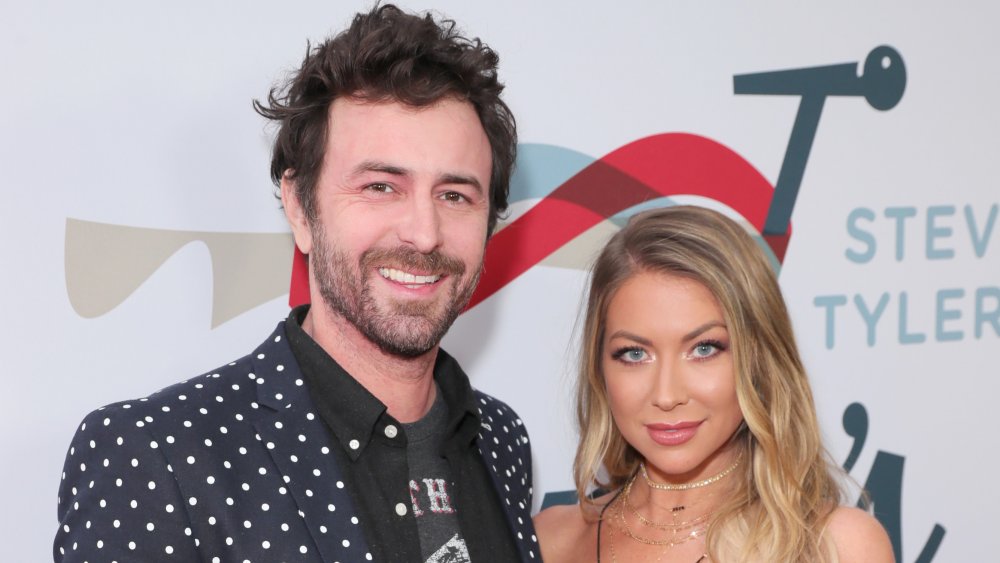 Beau Clark y Stassi Schroeder posando en la tercera fiesta anual de los Premios Grammy de Steven Tyler