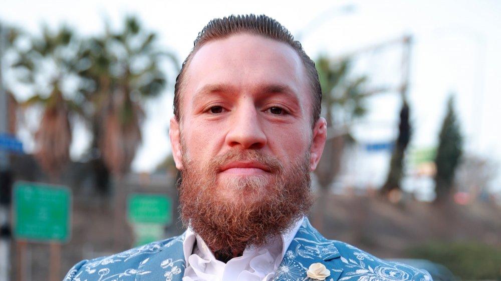 Conor McGregor en traje