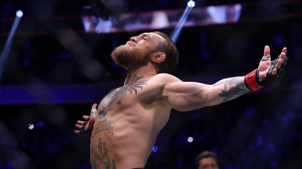 Conor McGregor con los brazos extendidos 