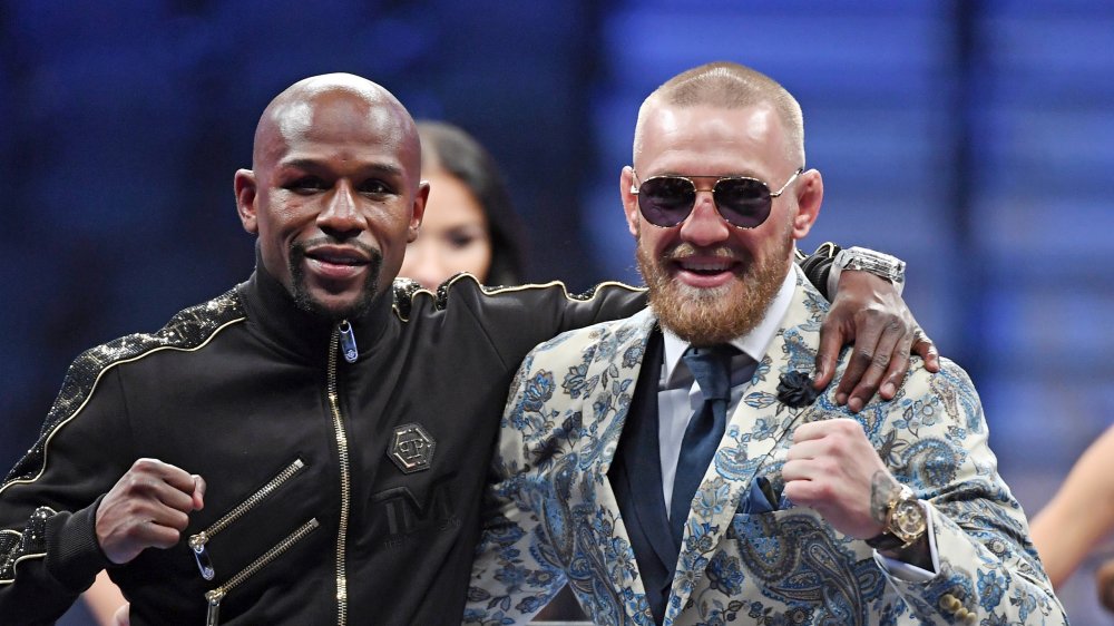 Floyd Mayweather y Conor McGregor abrazados