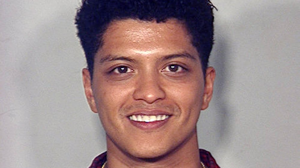 Foto policial de Bruno Mars en 2010 por posesión de drogas 