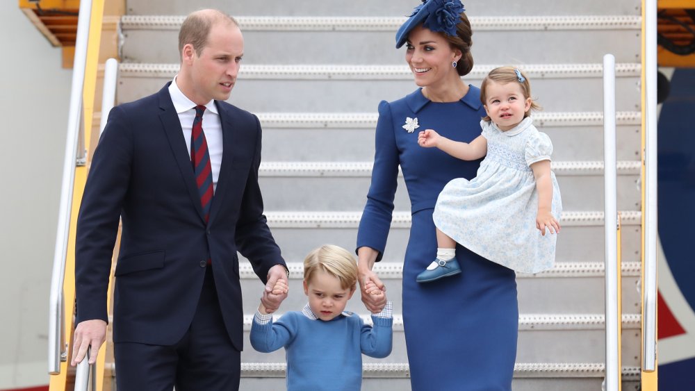 El príncipe William, el príncipe George, Kate Middleton, la princesa Charlotte bajando de un avión