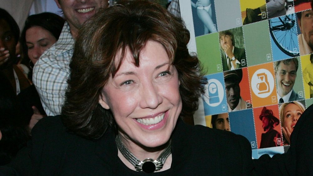 Lily Tomlin sonriendo en el estreno de I Heart Huckabees 