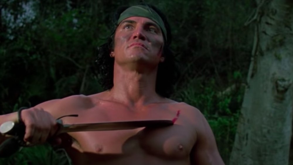 Sonny Landham se corta el pecho en el set de Predator 