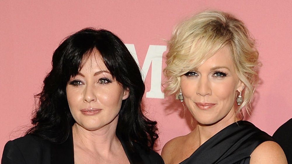 Shannen Doherty y Jennie Garth en la fiesta de estreno y 40 cumpleaños de Garth para Jennie Garth: A Little Bit Country