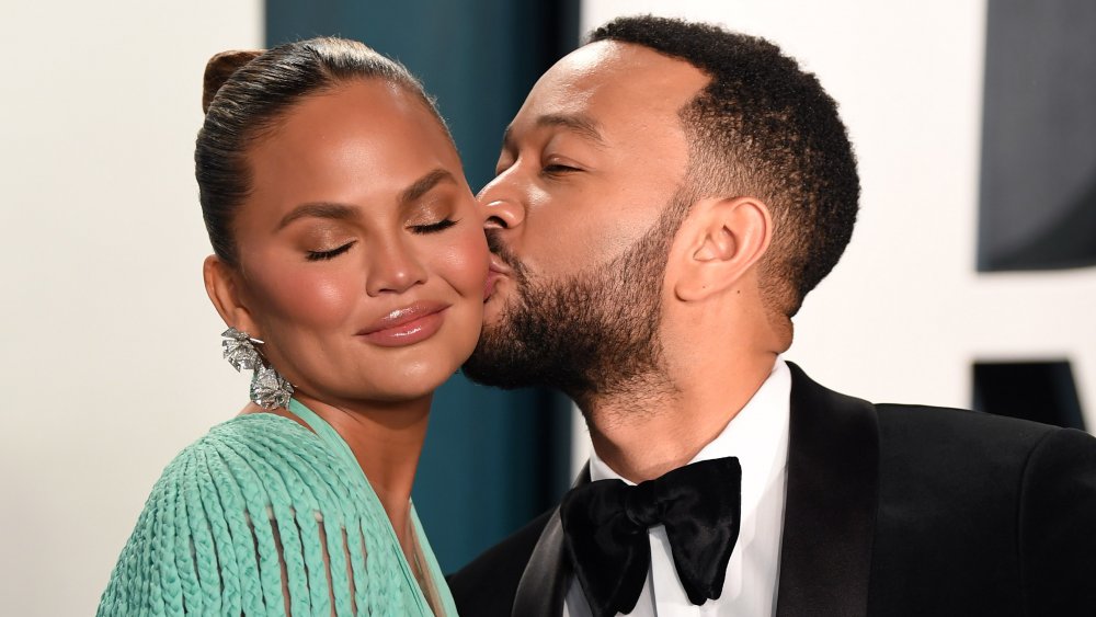 Chrissy Teigen y John Legend asisten a la Vanity Fair Oscar Party 2020 organizada por Radhika Jones