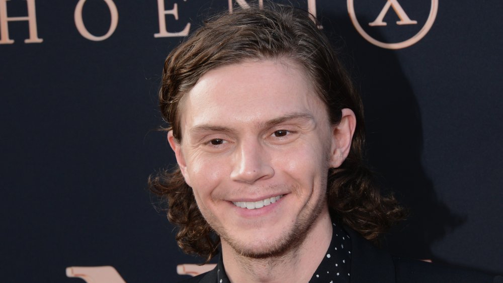 Evan Peters sonriendo