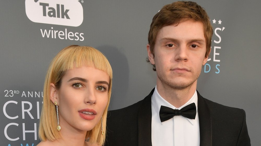 Emma Roberts con flequillo y Evan Peters