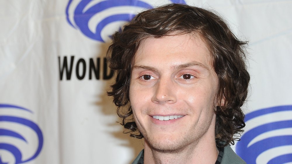 Evan Peters sonriendo