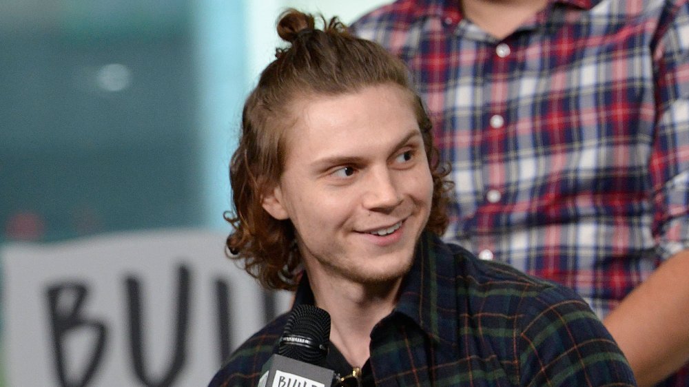 Evan Peters con el pelo recogido en moño