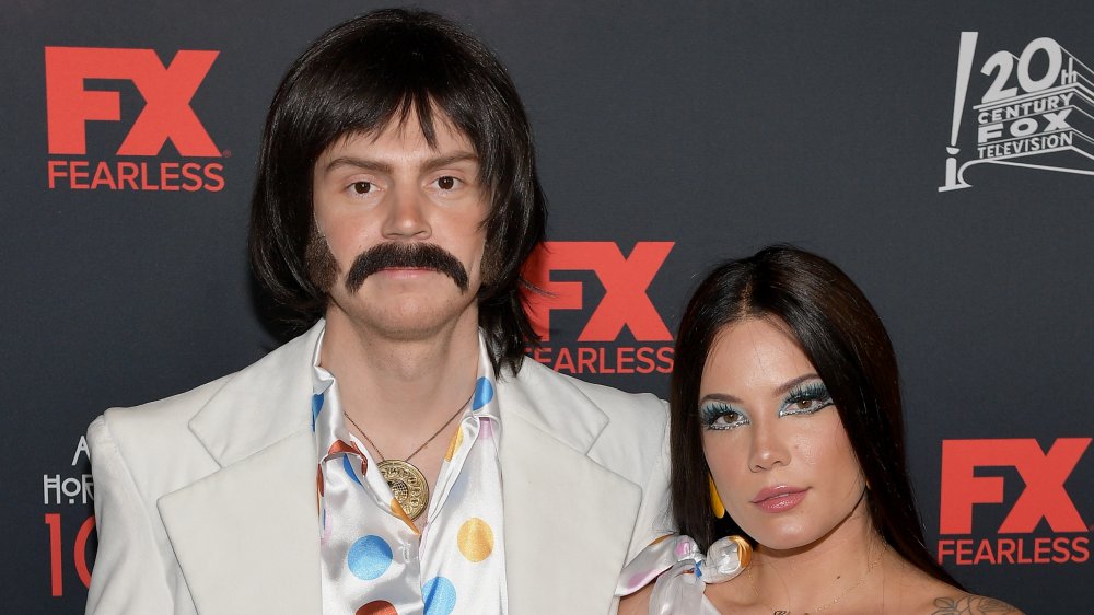 Evan Peters y Halsey vestidos como Sonny y Cher