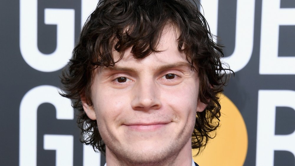 Evan Peters con cabello negro