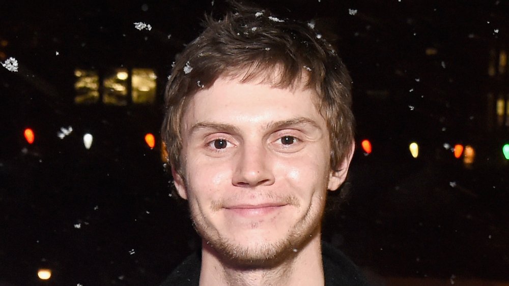 Evan Peters sonriendo en la nieve.