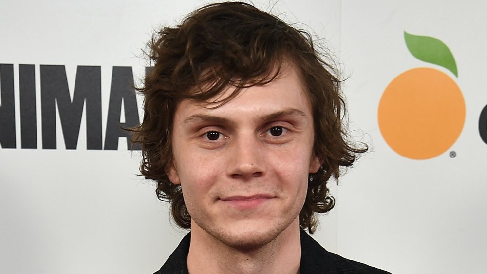 Evan Peters con cabello oscuro