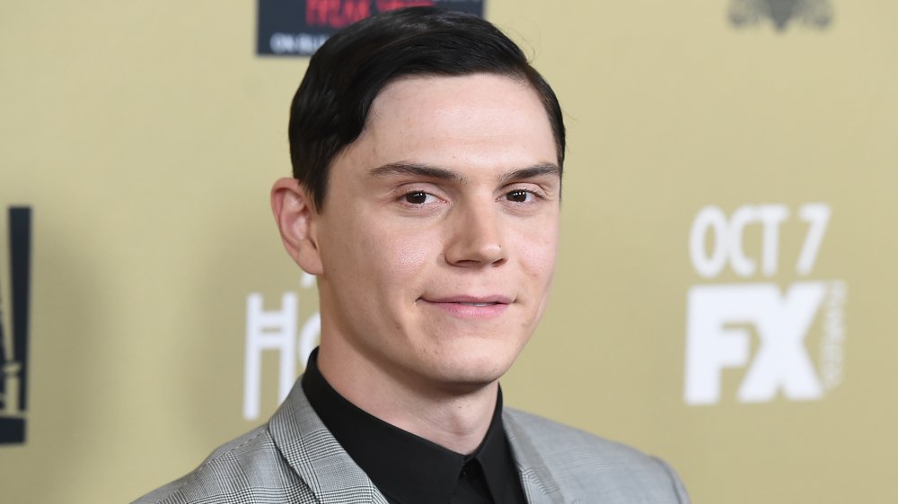 Evan Peters con cabello negro peinado hacia atrás