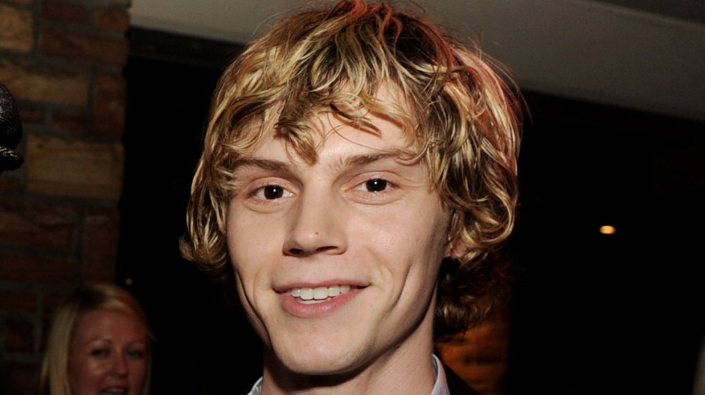 Evan Peters con el pelo peludo, sonriendo