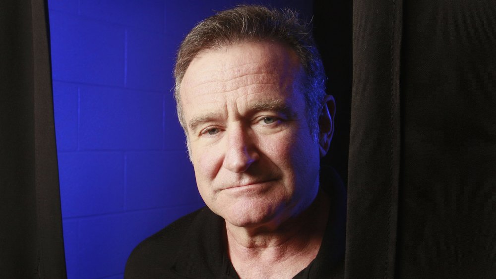 Robin Williams se ve triste junto a una cortina