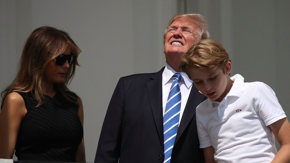 Trump mirando directamente al eclipse solar con Melania y Barron 