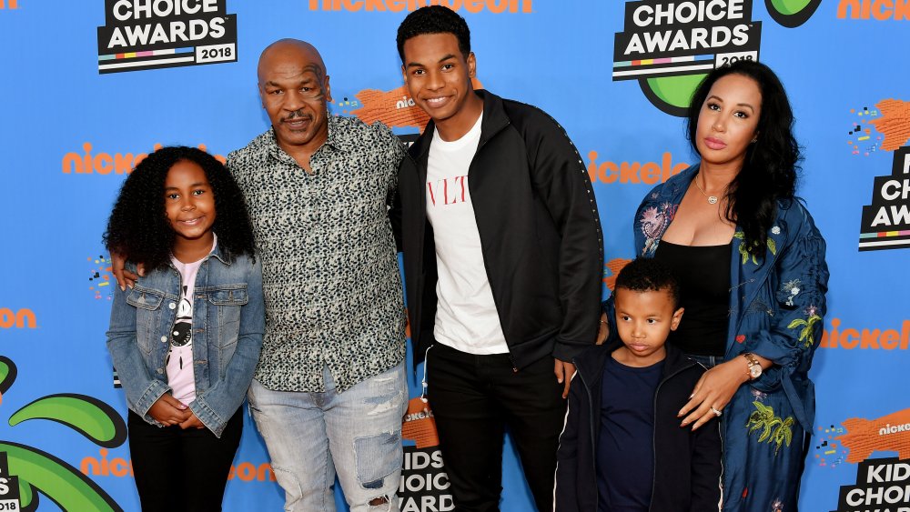 Milan Tyson, Mike Tyson, Miguel Tyson, Morocco Tyson y Lakiha Spicer en los Teen Choice Awards en 2018 