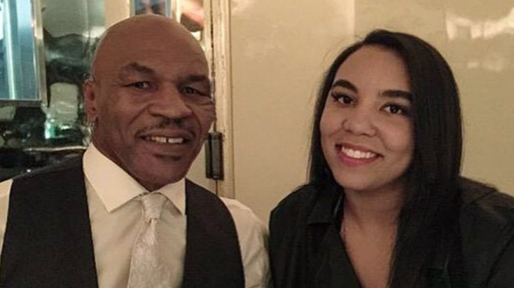 Mike Tyson y Rayna Tyson sonriendo a Mr. Chow's en Hollywood 