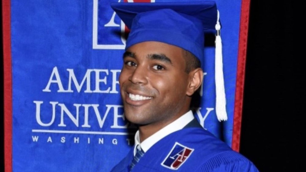 Amir Tyson en su ceremonia de graduación en la American University 