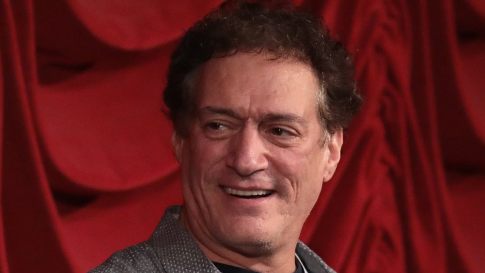 Anthony Cumia mirando a la izquierda y sonriendo