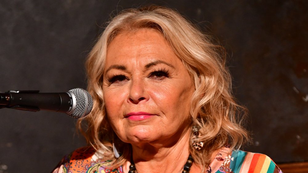 Roseanne Barr con micrófono delante de ella