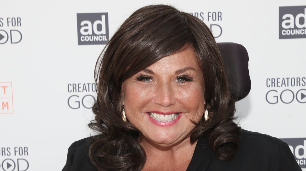 Abby Lee Miller sonriendo a la cámara