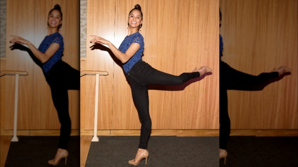 Misty Copeland jugando juguetonamente una pose de ballet