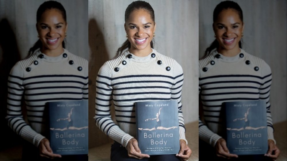 Misty Copeland promocionando uno de sus libros