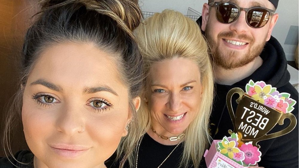 Victoria Caputo, Theresa Caputo y Larry Caputo, Jr. posando para una selfie en Instagram 