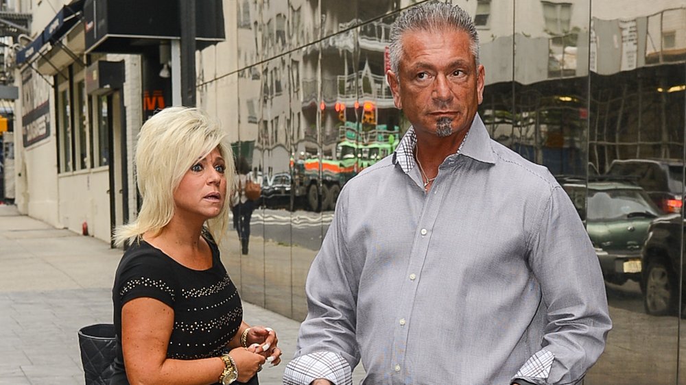 Theresa Caputo y Larry Caputo lucen sorprendidos en una calle de Nueva York