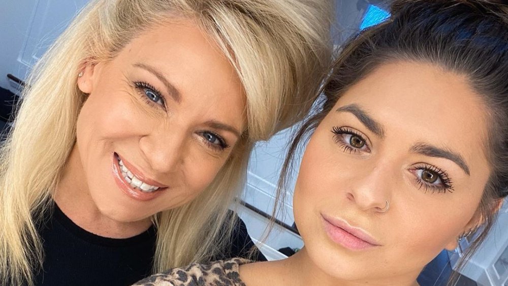 Theresa Caputo y VIctoria Caputo posando para una selfie en Instagram