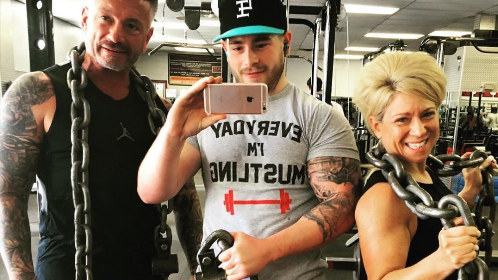 Larry Caputo, Larry Caputo, Jr. y Theresa Caputo posando en la sala de pesas para una selfie en Instagram