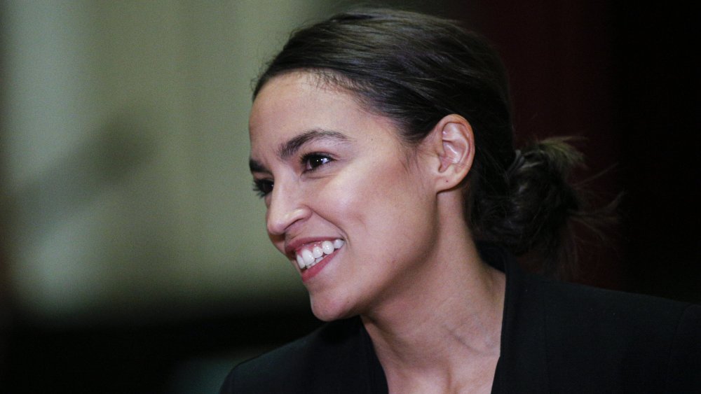 La representante Alexandria Ocasio-Cortez (D-NY) celebra una conferencia de prensa ante un ayuntamiento