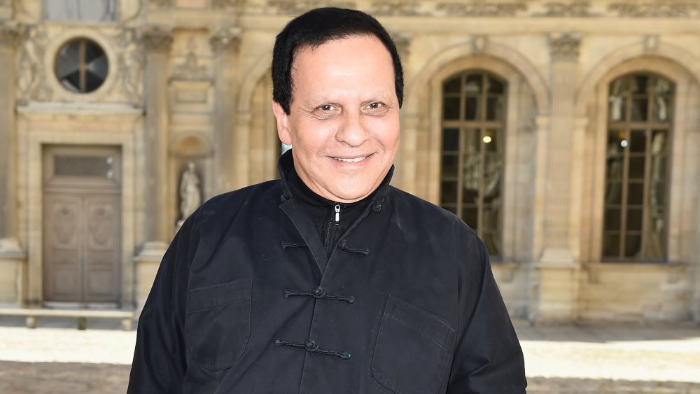 Azzedine Alaïa posando afuera