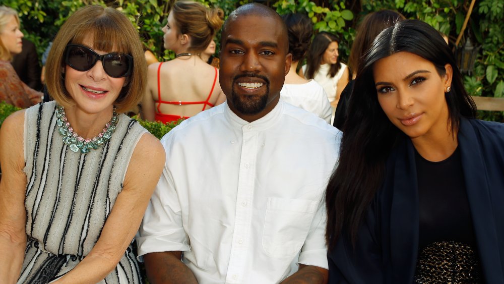 Anna Wintour, Kanye West, Kim Kardashian posando juntos en un desfile de modas