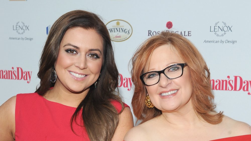 Lauren Manzo Scalia y Caroline Manzo en los Premios del Vestido Rojo del Día de la Mujer