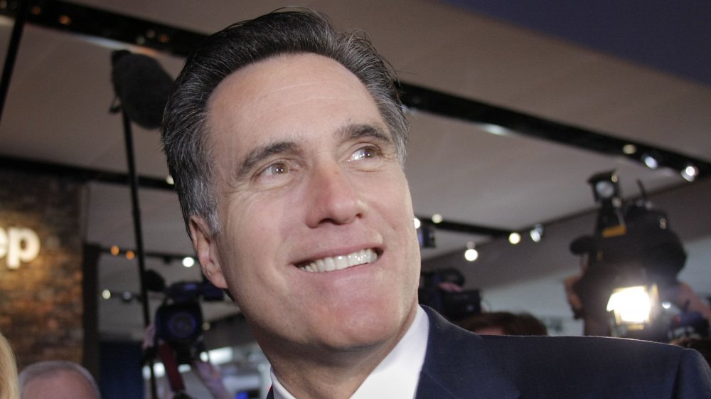 Mitt Romney sonriendo en el 2008 North American International Auto Show 