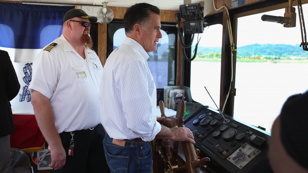 Mitt Romney al volante de un bote 