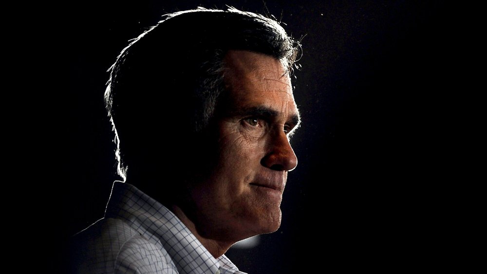 Mitt Romney se ve sombrío con poca luz 