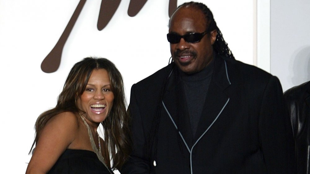 Stevie Wonder con la entonces esposa Kai Millard Morris en un evento