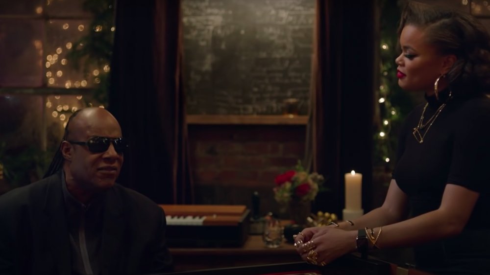 Steve Wonder y Andra Day en su video musical "Someday at Christmas"