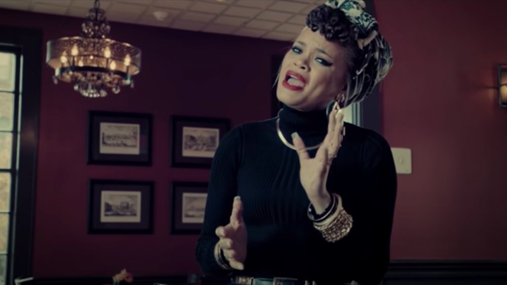 Andra Day actuando en su video musical "Rise Up"