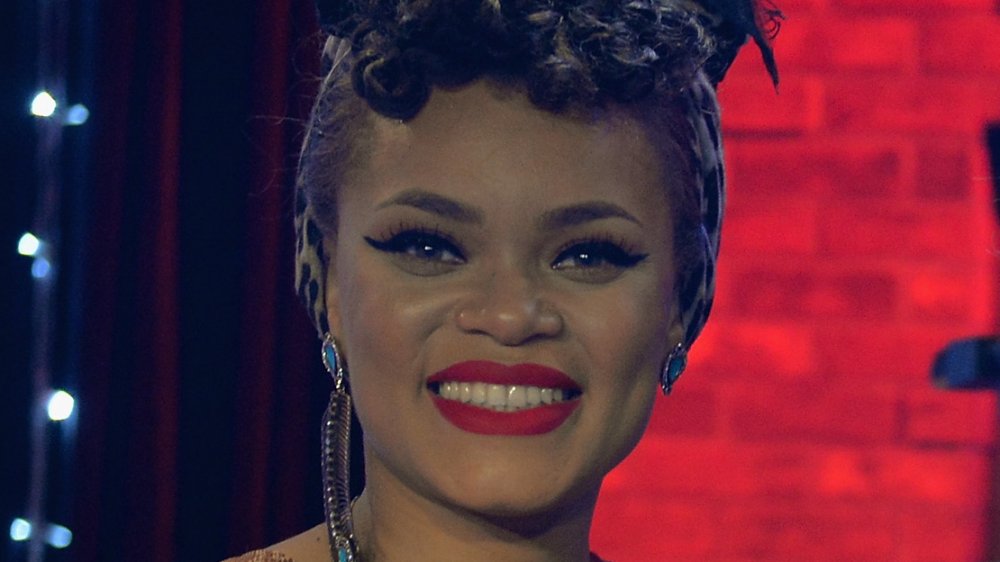 Andra Day sonriendo