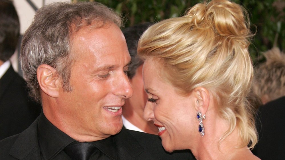 La actriz Nicollette Sheridan (derecha) y el cantante Michael Bolton llegan a la 63a Anual de los Golden Globe Awards.